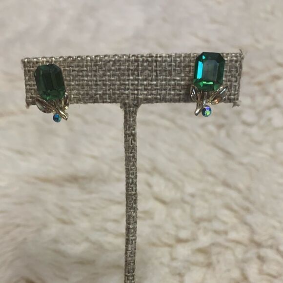 Vintage Lisner Emerald and Gold Clip on Earrings - Picture 3 of 3
